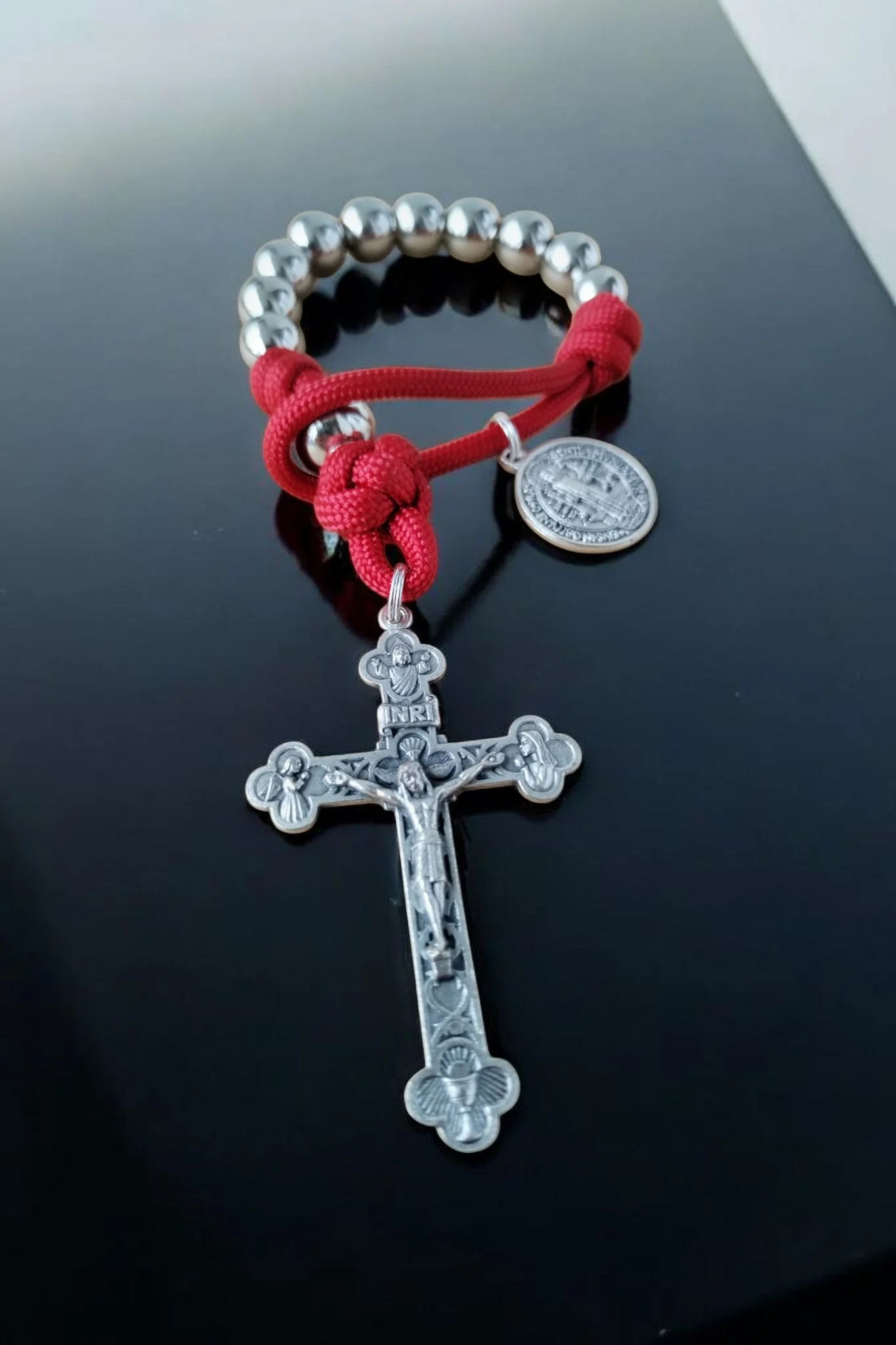 Fingerrosenkranz Paracord silber/rot - Image 3