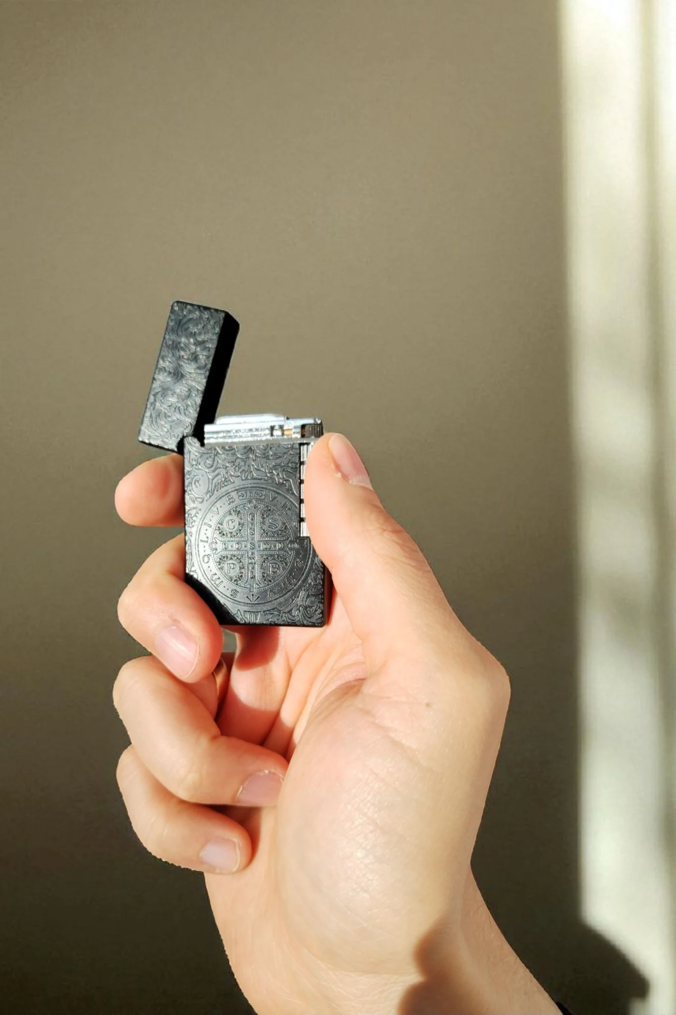 St. Benediktus Feuerzeug schwarz - Image 3